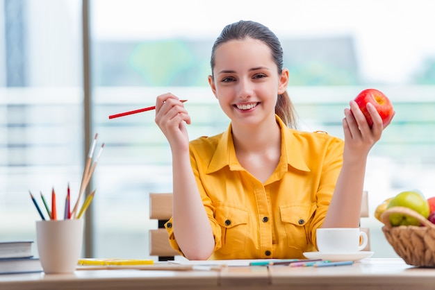 Jeune école gilr en train de dessiner à la maison