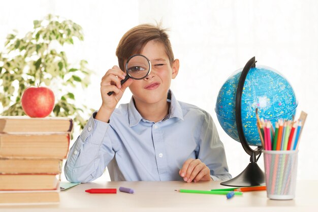 Photo le jeune écolier va faire ses devoirs