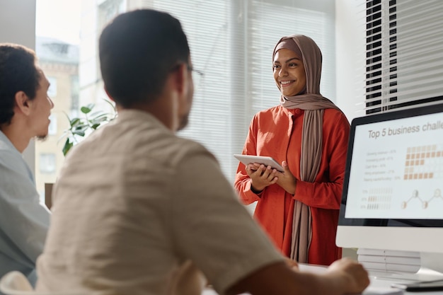 Une jeune économiste musulmane heureuse