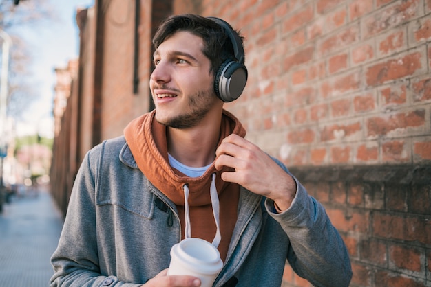 Jeune, écoute, musique