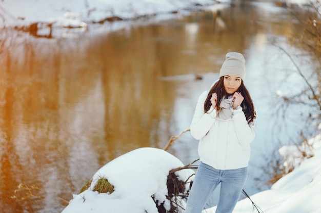 jeune et élégante fille riant dans un parc enneigé d&#39;hiver neaw eau