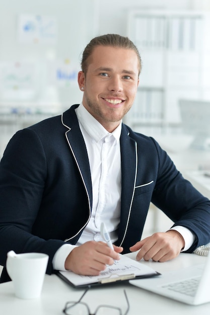 Photo jeune employé de bureau beau, dans des vêtements formels