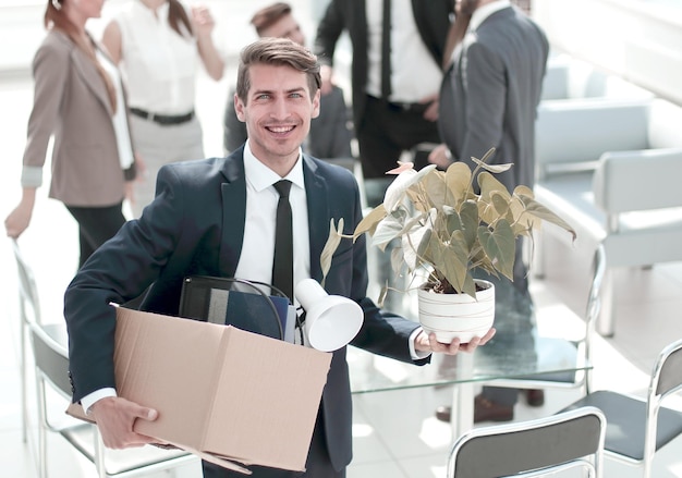 Jeune employé debout au bureau le premier jour