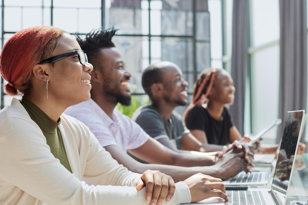 Jeune employé travaillant avec un casque et regardant le moniteur