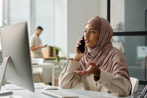 Une jeune employée musulmane en hijab