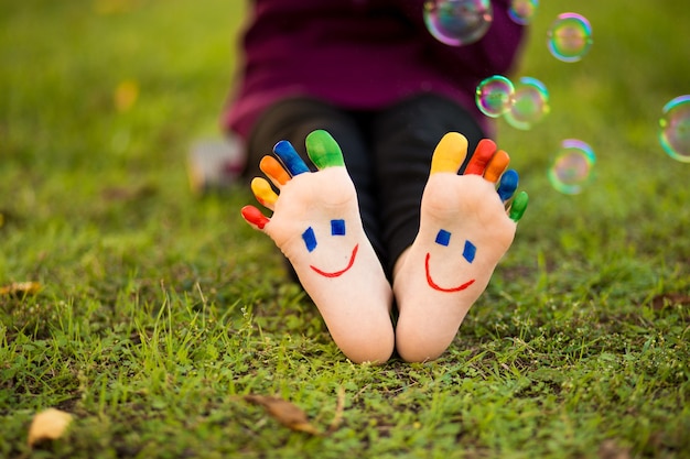 Un jeune enfant actif heureux posant en plein air