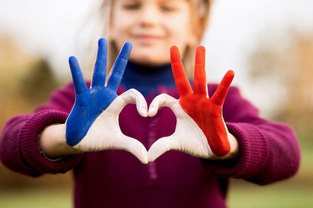 Un jeune enfant actif heureux posant en plein air