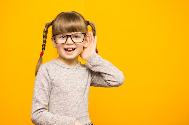 Un jeune enfant actif heureux posant