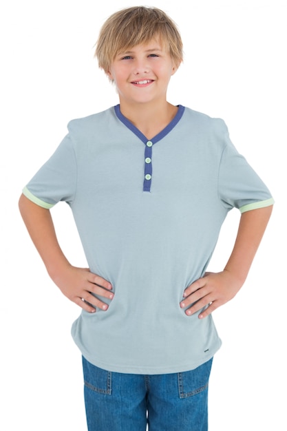 Jeune enfant avec une chemise bleue en souriant