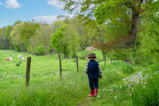 Photo un jeune enfant dans la nature