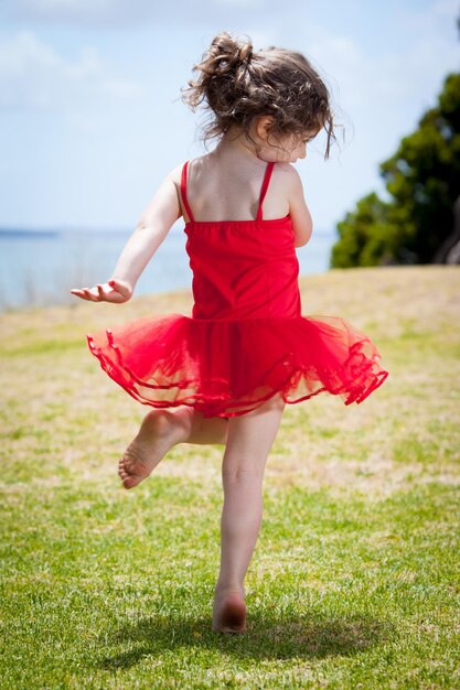 Un jeune enfant danse au soleil