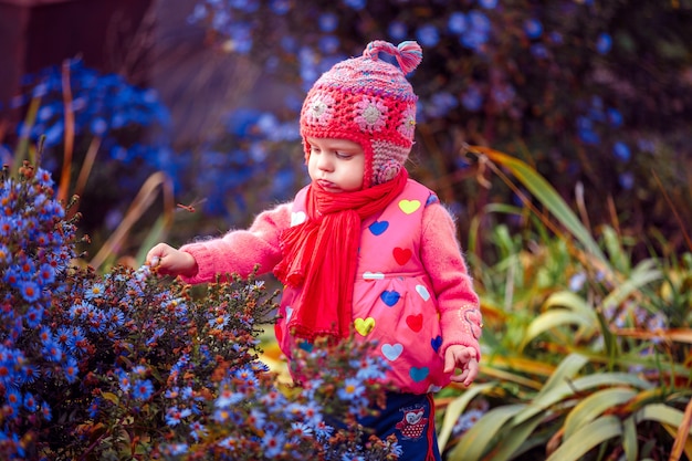 Jeune enfant, debout, dans, fleurs