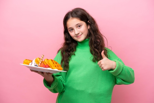 Jeune enfant sur fond isolé