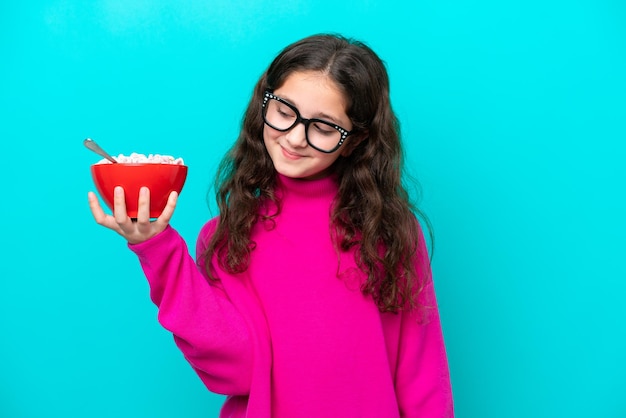 Jeune enfant sur fond isolé