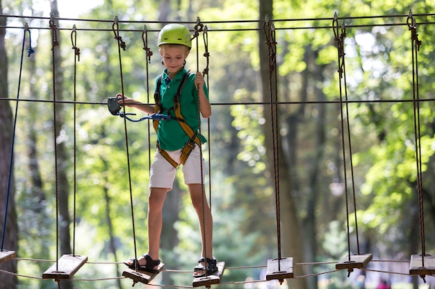 Jeune enfant garçon avec harnais de sécurité et casque