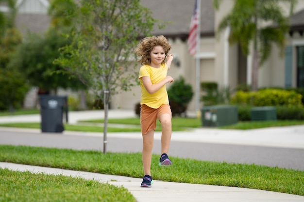 Jeune enfant sportif faisant du jogging et de l'entraînement en plein air et sport sain pour les enfants