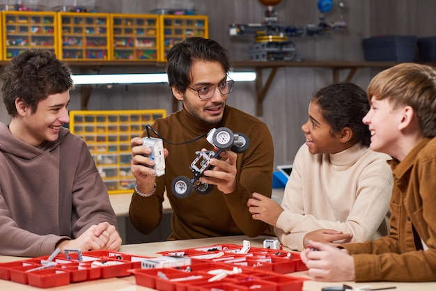 Jeune enseignant en classe de robotique