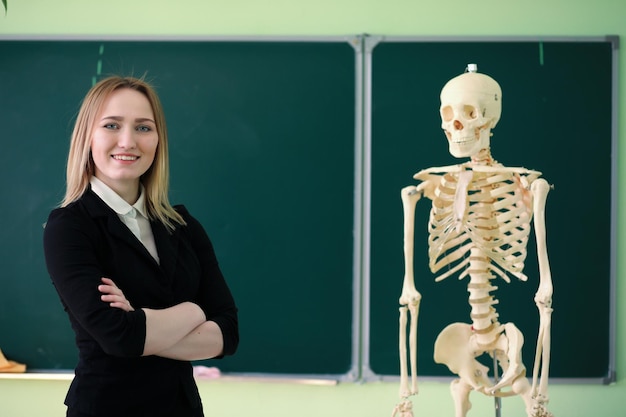 Jeune enseignant dans la salle de classe pendant la classexAxAxA