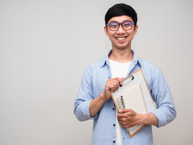 Jeune enseignant sourire heureux tenant un document isolé