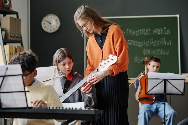 Jeune enseignante travaillant avec des enfants