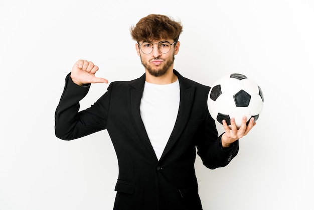 Un jeune entraîneur de football indien isolé se sent fier et sûr de lui, exemple à suivre.