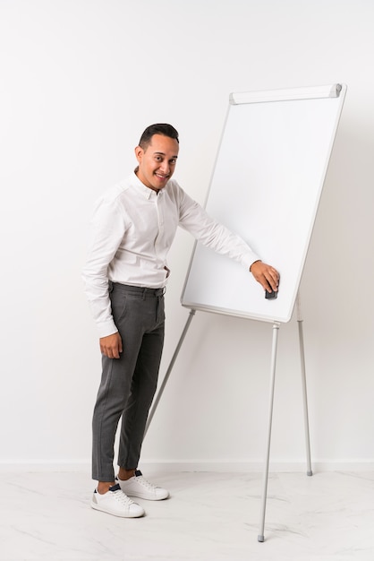 Jeune entraîneur homme latin avec un tableau blanc