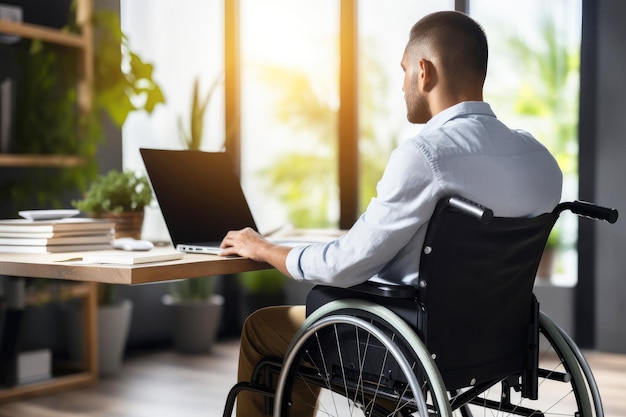 Un jeune entrepreneur adaptatif en fauteuil roulant prospère dans les affaires