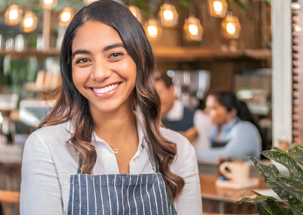 jeune entrepreneur ouvrant son établissement alimentaire