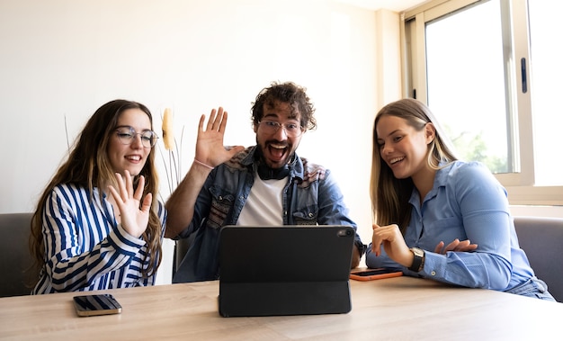 Jeune entrepreneur regarde sa tablette de partenaires créatifs