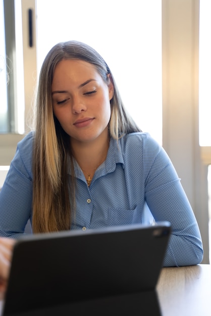 Jeune entrepreneur regarde sa tablette de partenaires créatifs