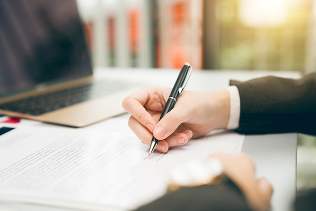 Jeune entrepreneur vérifiant les progrès de son entreprise dans les bureaux modernes. Contrat de signature.