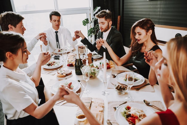 Jeune entreprise est assis autour de la table à dîner