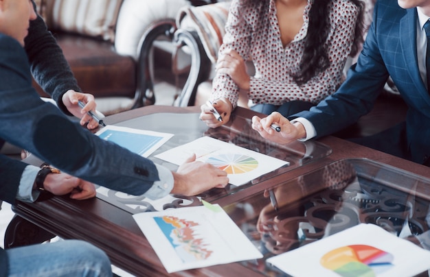 Jeune équipe de collègues faisant de grandes discussions commerciales dans un bureau de coworking moderne. Concept de travail d'équipe