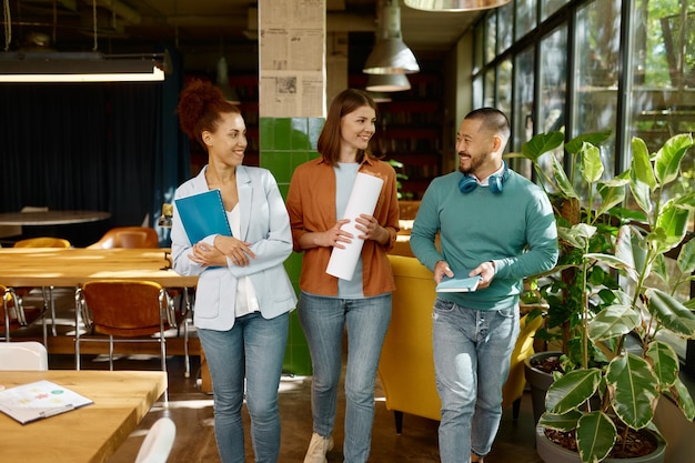 Jeune équipe de collègues de race mixte joyeuse. Groupe de gens d'affaires multiethniques heureux se réunissant dans un bureau