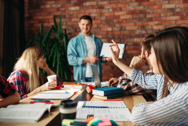 Jeune équipe commerciale à la recherche d'une nouvelle présentation