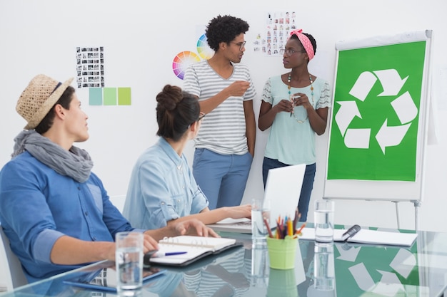 Photo jeune équipe créative ayant une réunion sur le recyclage