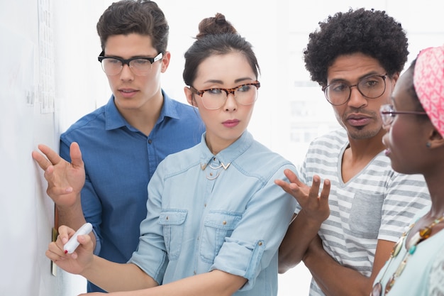 Jeune équipe créative de brainstorming ensemble