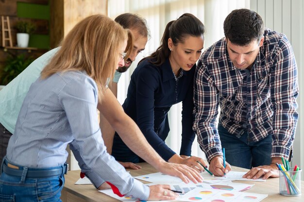 Une jeune équipe créative dans une start-up travaille à table. Travail d'équipe et réunion