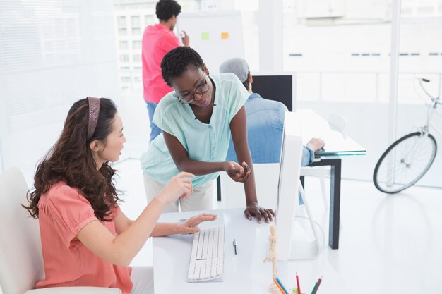 Jeune équipe créative parlant au bureau