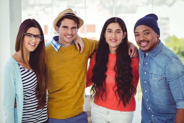 Jeune équipe créative, souriant à la caméra