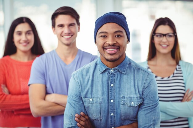 Jeune équipe créative, souriant à la caméra