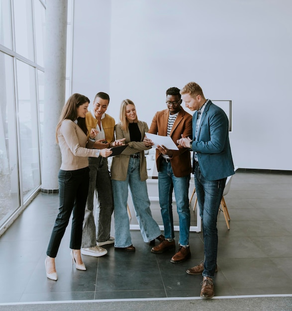 Photo jeune équipe créative travaillant ensemble dans le bureau moderne