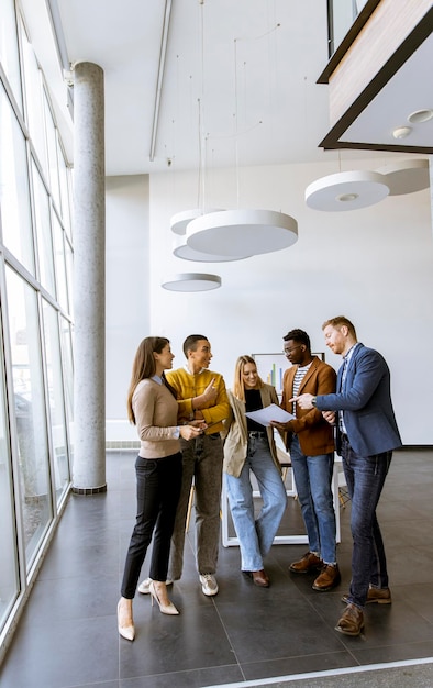 Photo jeune équipe créative travaillant ensemble dans le bureau moderne