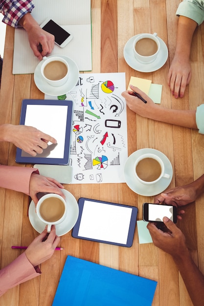 Jeune équipe créative travaillant ensemble dans un bureau occasionnel