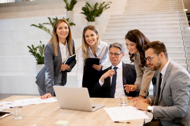 Jeune équipe de démarrage travaillant au bureau