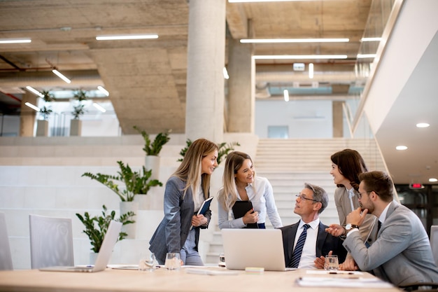 Jeune équipe de démarrage travaillant au bureau