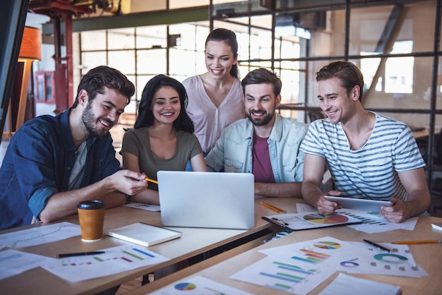 Une jeune équipe d'entreprises au travail