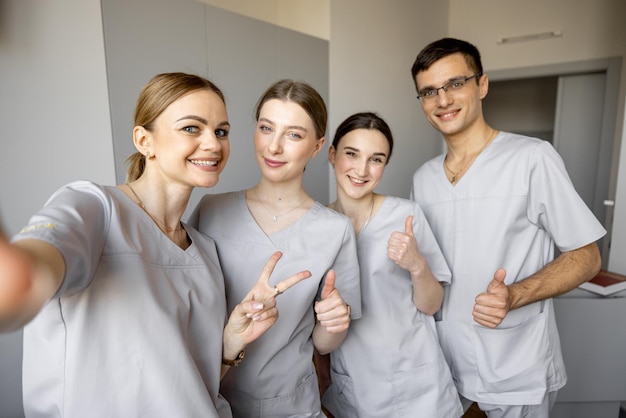 Jeune équipe d'infirmières faisant une photo de selfie