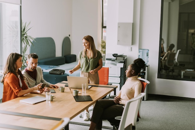 Une jeune équipe multiethnique travaillant dans un bureau moderne