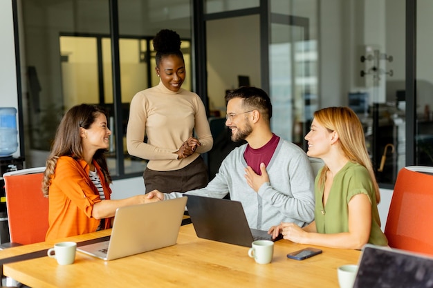 Une jeune équipe multiethnique travaillant dans un bureau moderne